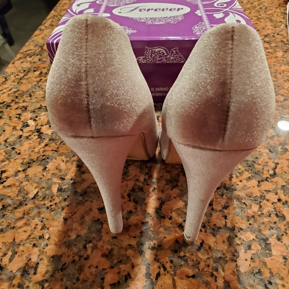 Forever Taupe Floral Heels Mult Sizes NIB 3/$25 - Picture 5 of 6